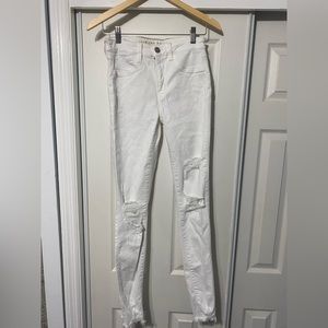 White American Eagle Skinny Jeans (size 6 extra long)